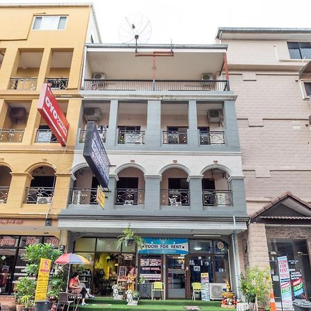 Oyo 75327 Diyana Residence Патая Екстериор снимка